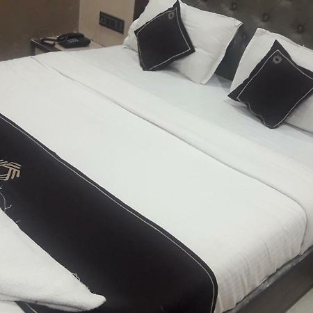 Shine Hospitality Hotel Bombay Esterno foto
