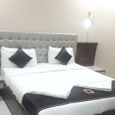 Shine Hospitality Hotel Bombay Esterno foto