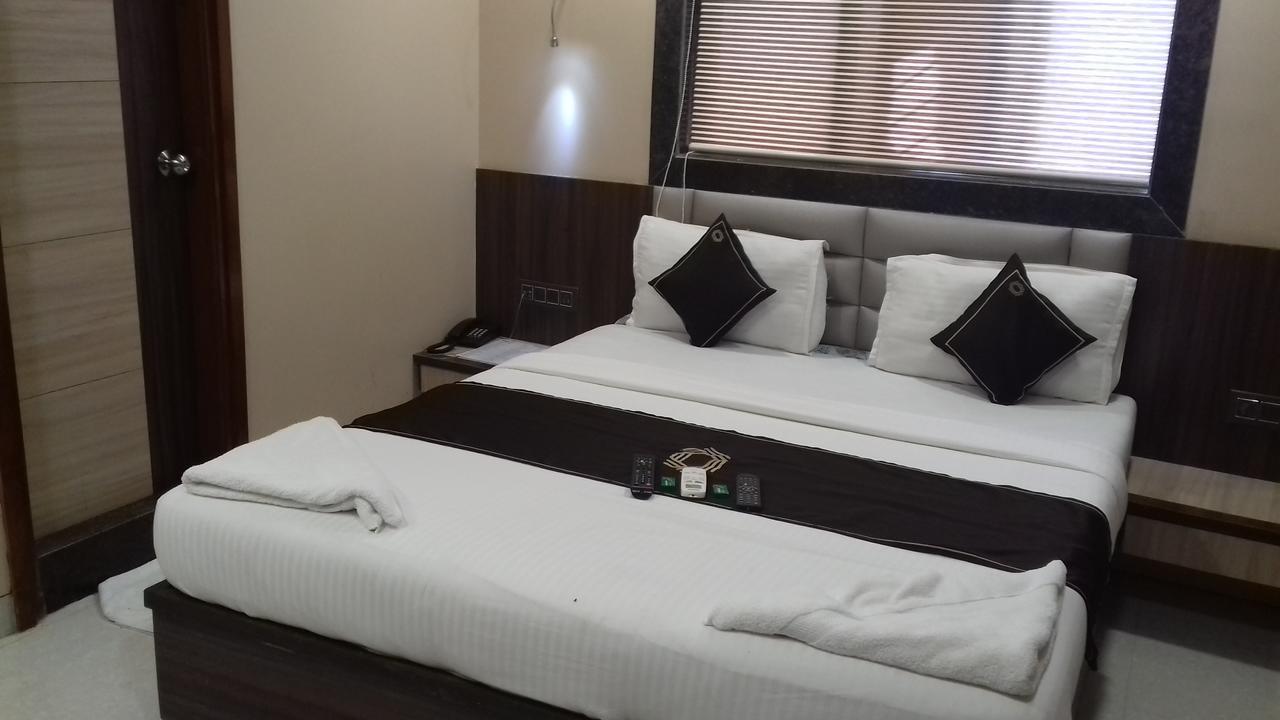 Shine Hospitality Hotel Bombay Esterno foto
