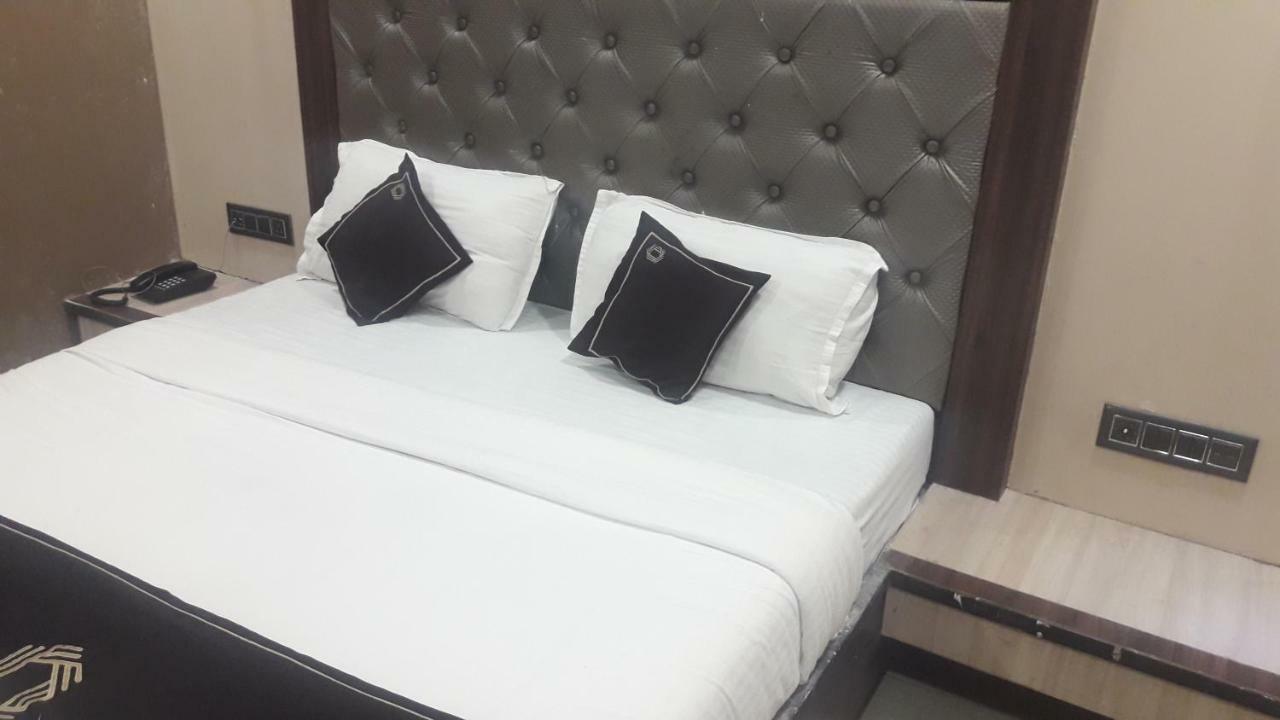 Shine Hospitality Hotel Bombay Esterno foto