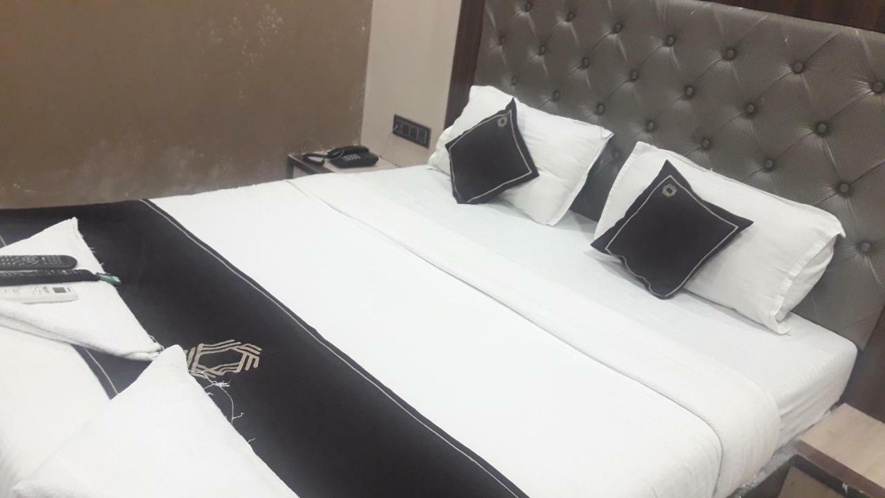 Shine Hospitality Hotel Bombay Esterno foto
