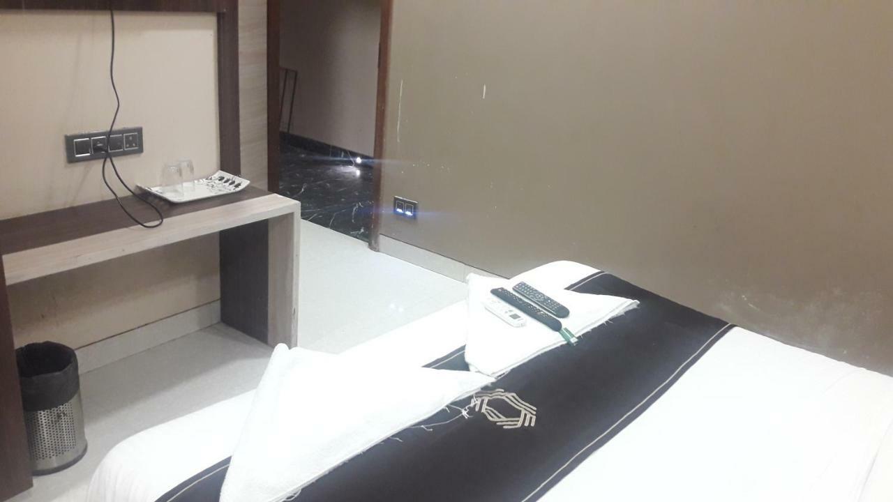 Shine Hospitality Hotel Bombay Esterno foto