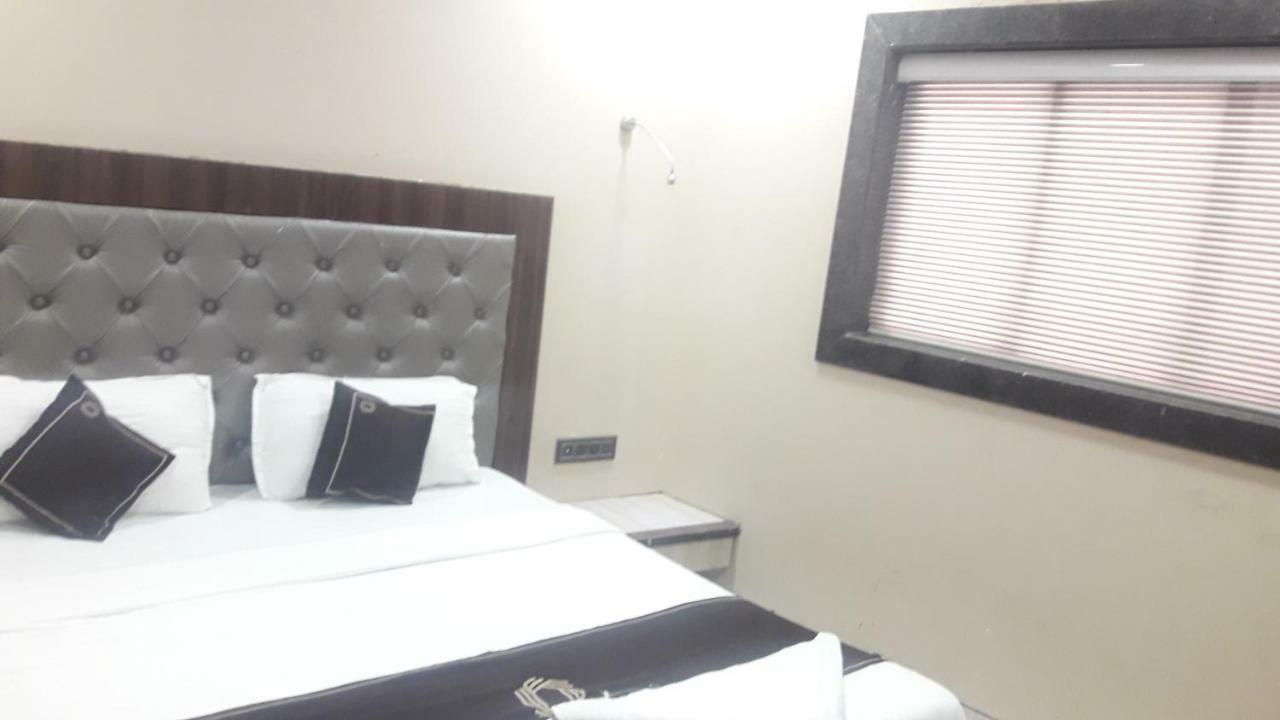 Shine Hospitality Hotel Bombay Esterno foto