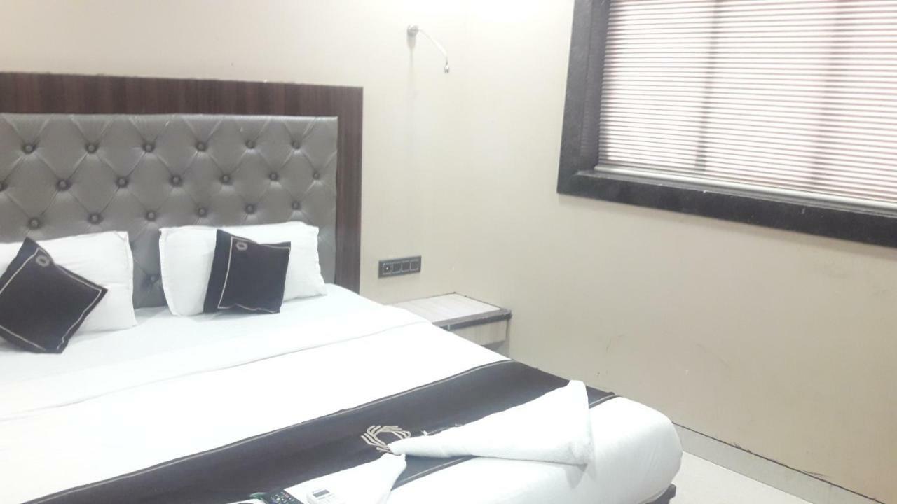 Shine Hospitality Hotel Bombay Esterno foto