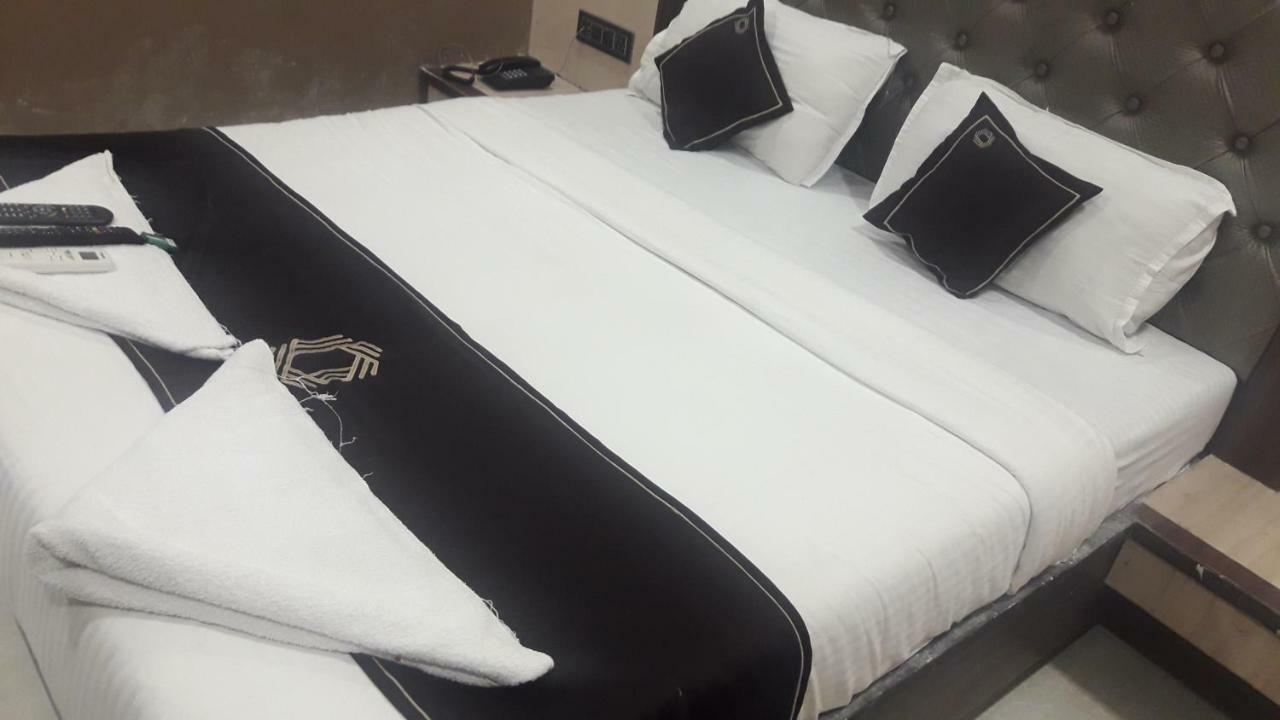 Shine Hospitality Hotel Bombay Esterno foto