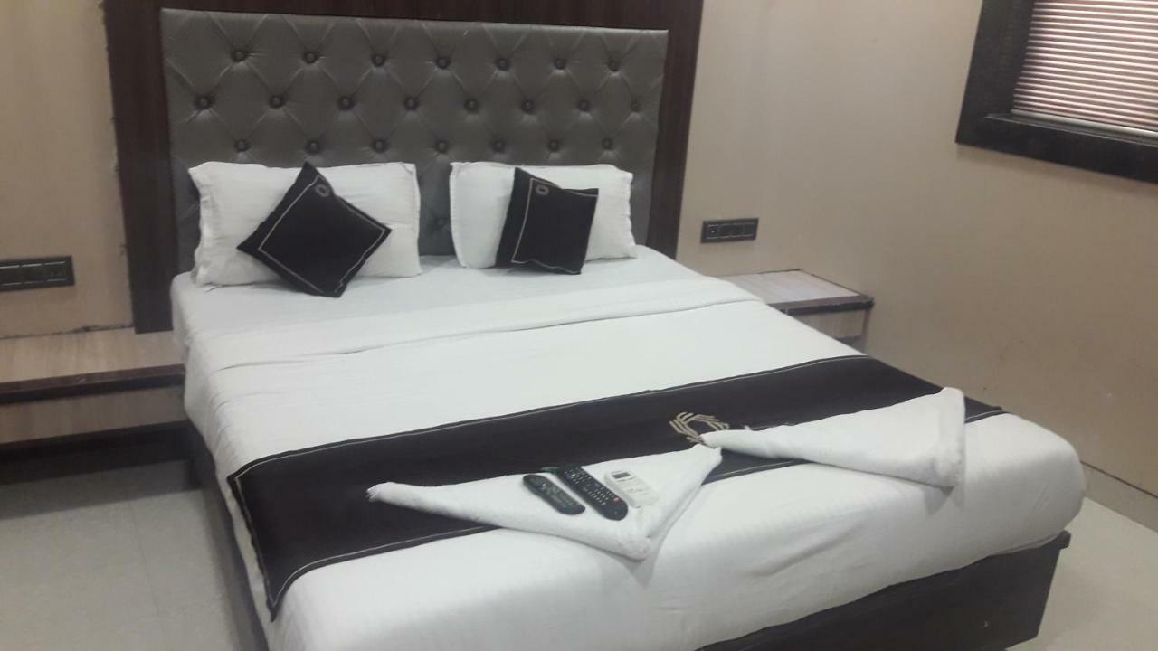 Shine Hospitality Hotel Bombay Esterno foto