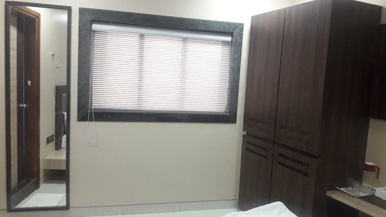 Shine Hospitality Hotel Bombay Esterno foto