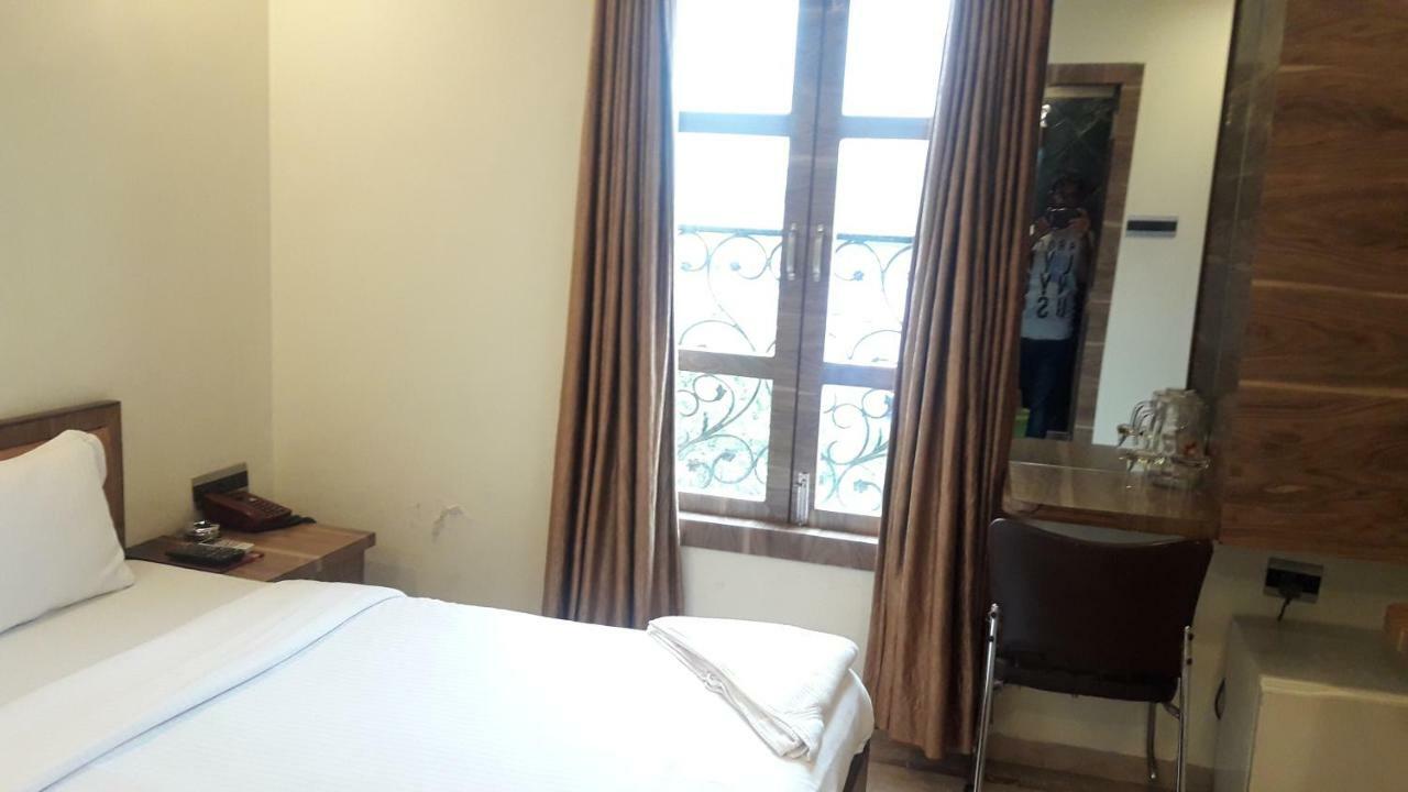 Shine Hospitality Hotel Bombay Esterno foto