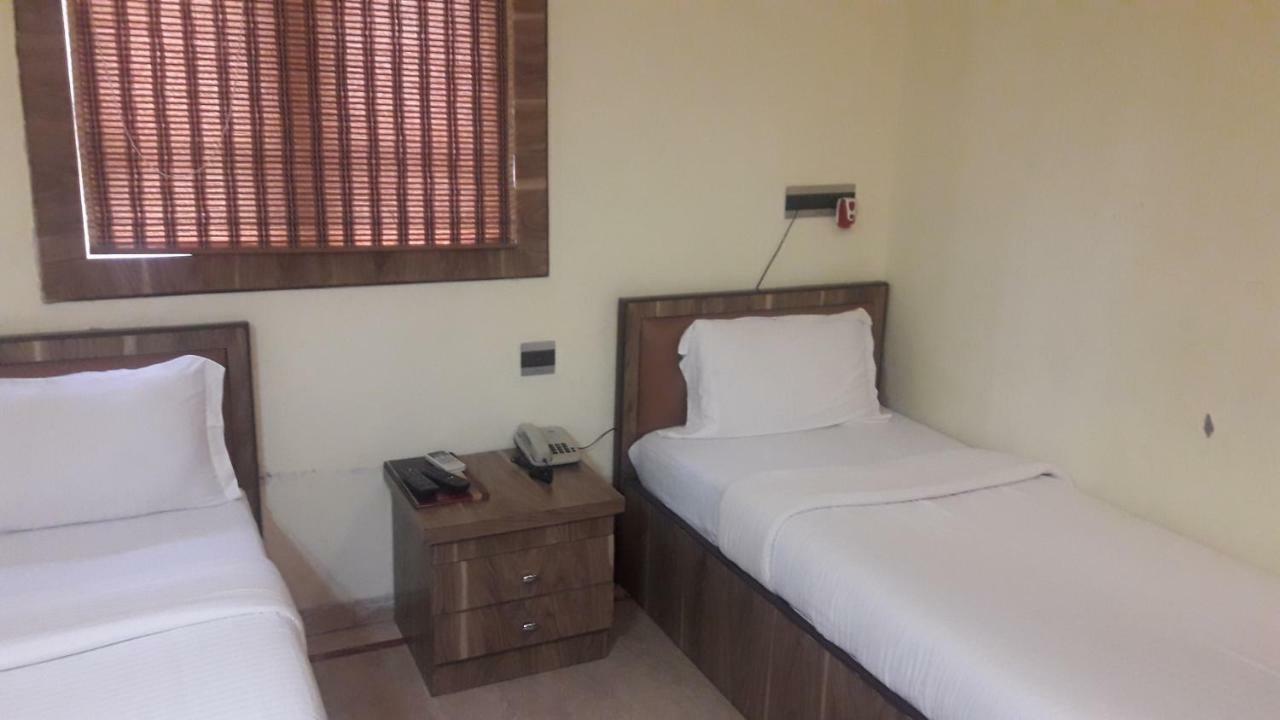 Shine Hospitality Hotel Bombay Esterno foto