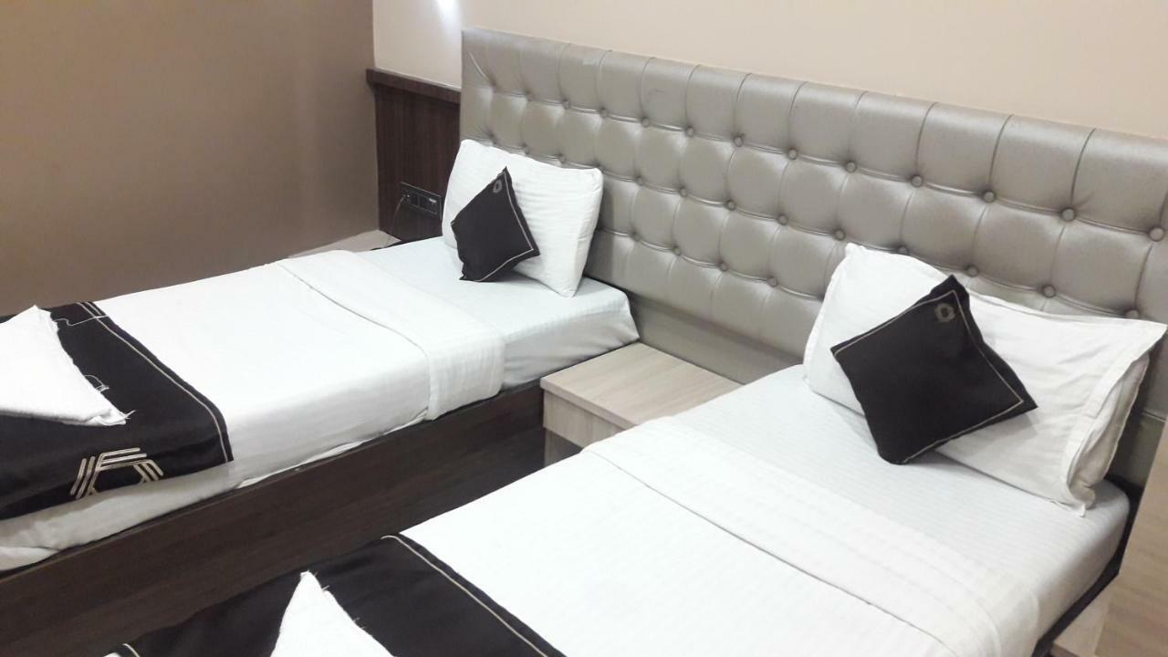Shine Hospitality Hotel Bombay Esterno foto
