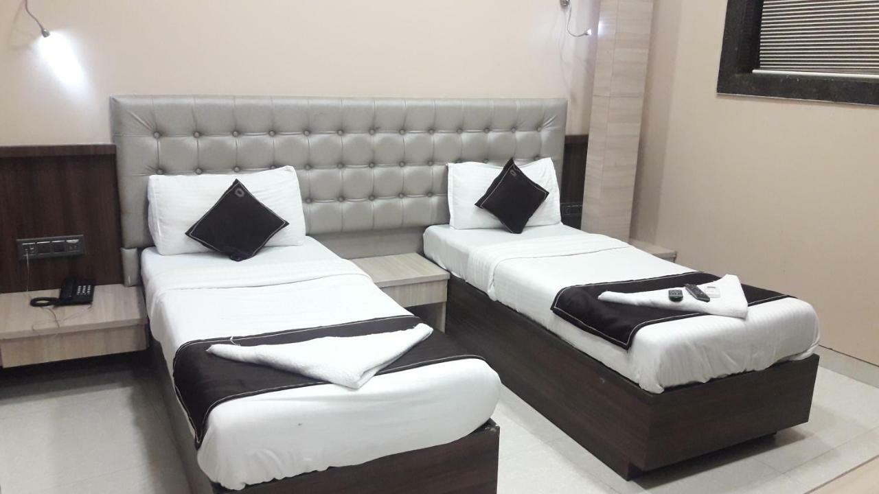 Shine Hospitality Hotel Bombay Esterno foto
