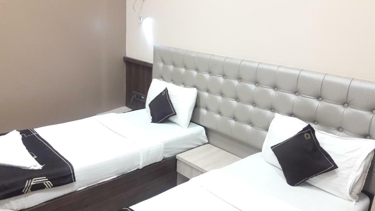 Shine Hospitality Hotel Bombay Esterno foto